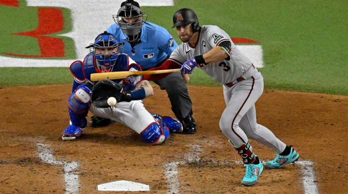 Evan Longoria laying down a bunt.